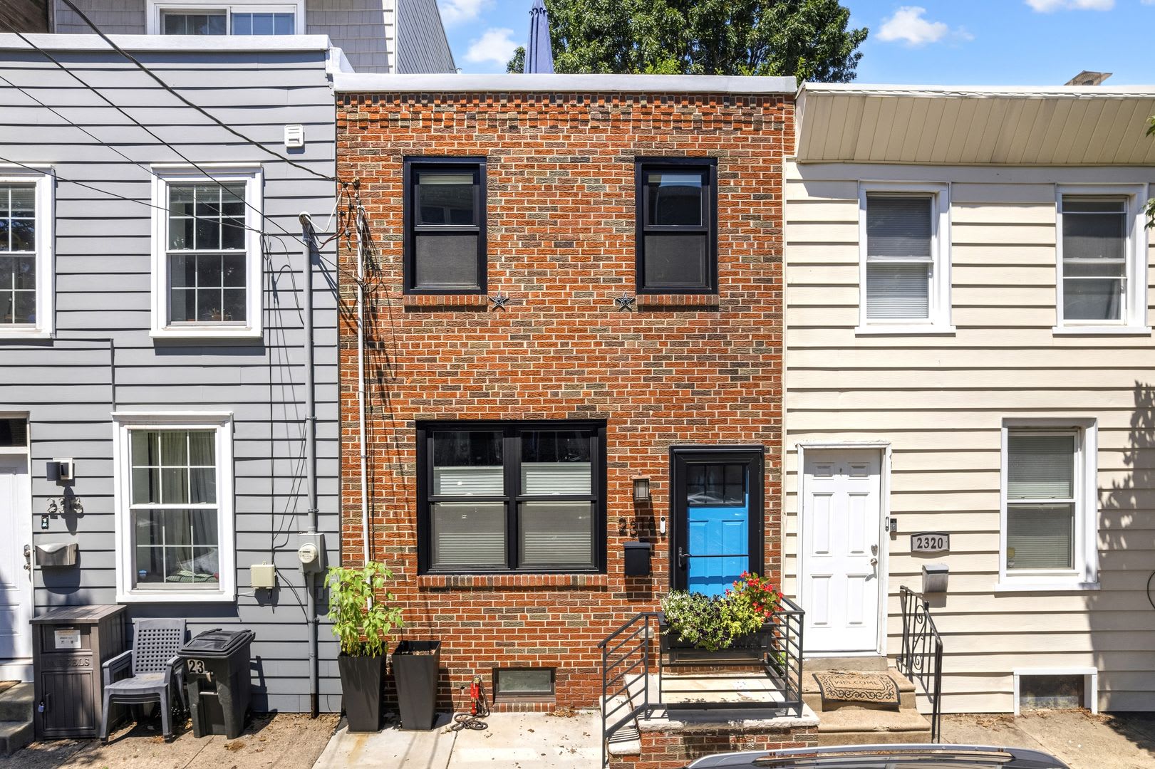 Stunning 2 Bed, 2.5 Bath Home in the Heart of Fishtown! – photo 2