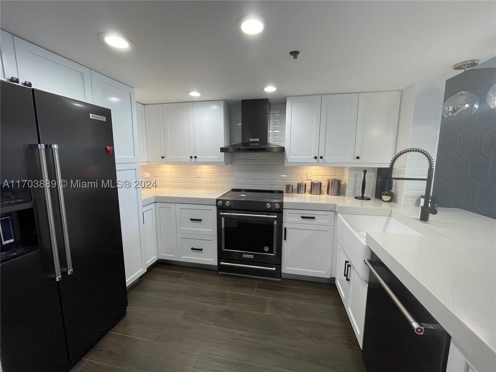 2555 Collins Ave – photo 2