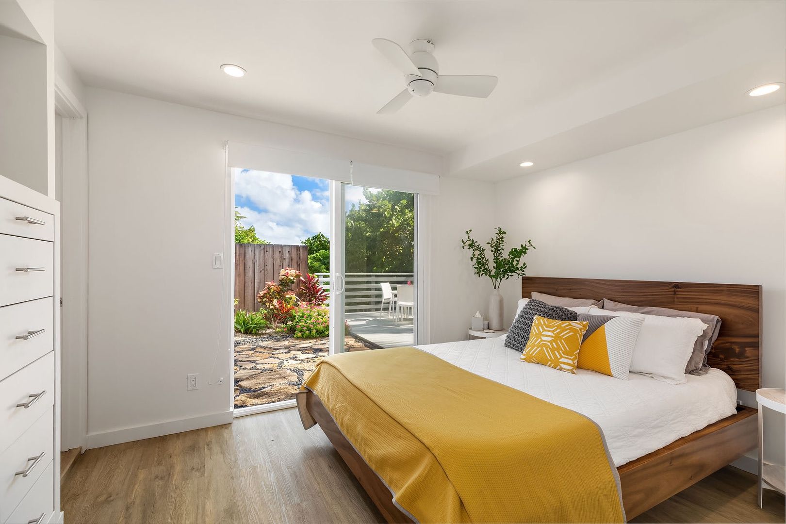Gorgeous Oceanfront Home w/Mokulua Isle Views, Yard & AC: Lanikai Oceanside – photo 3