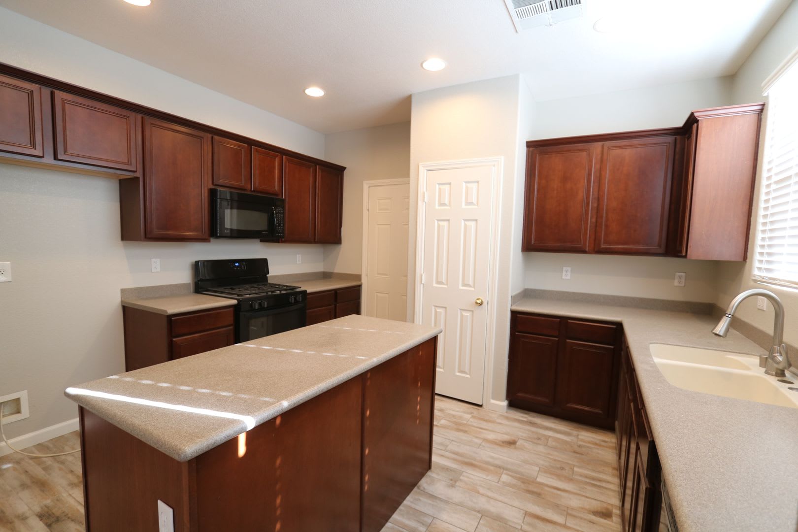 Beautiful 2 Story 3 Bedroom Home located in the Southwest – photo 4