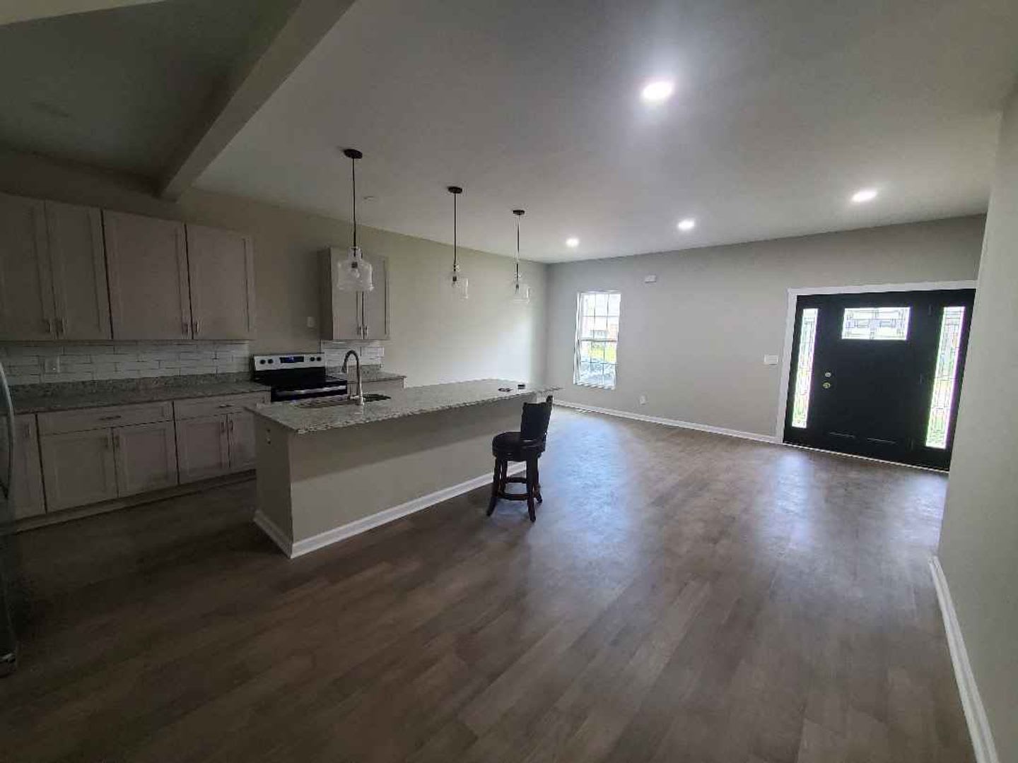 Room In 4 Bedroom Home At Athens Ave – photo 4