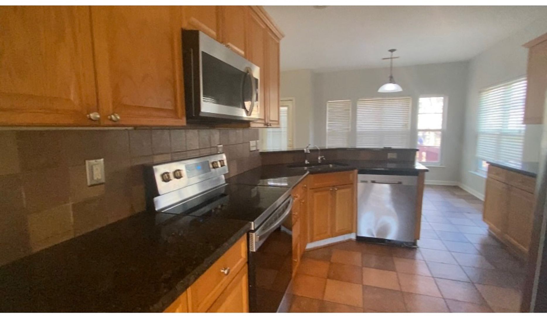 Room in 4 Bedroom Home at Hampton Pl Dr – photo 5