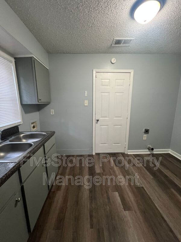 1300 Robinhood Ln – photo 5