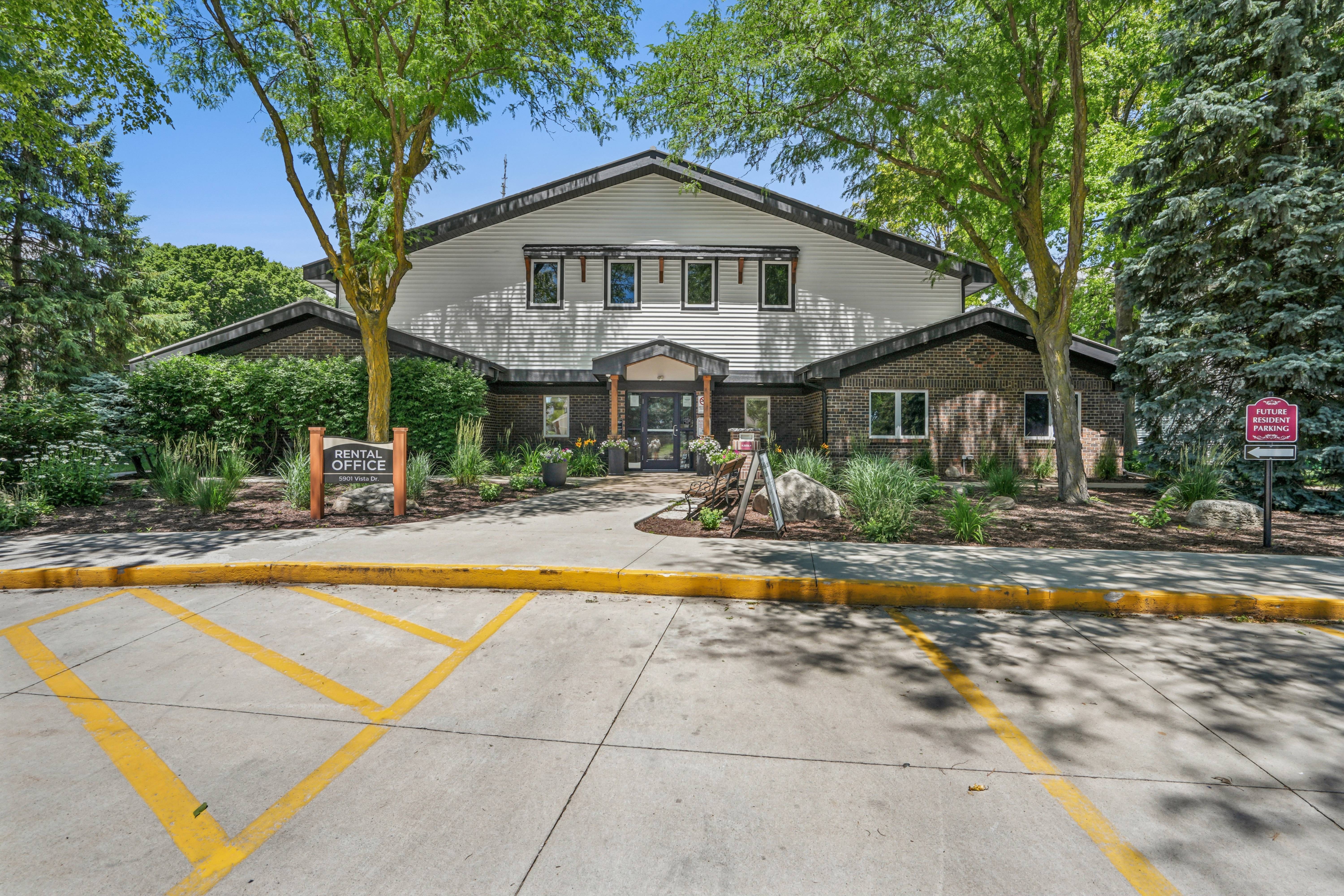 Sun Prairie/Vista Court – photo 1