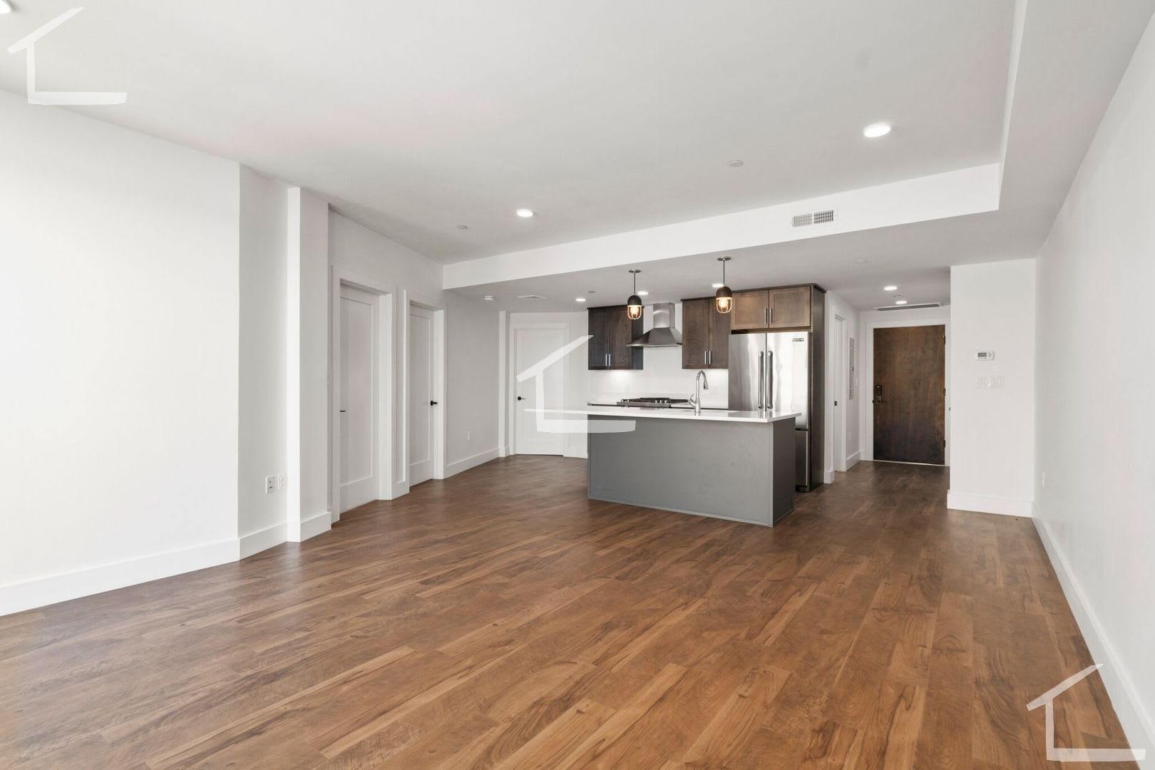 Charming 3 Bedroom-No Broker Fee – photo 2