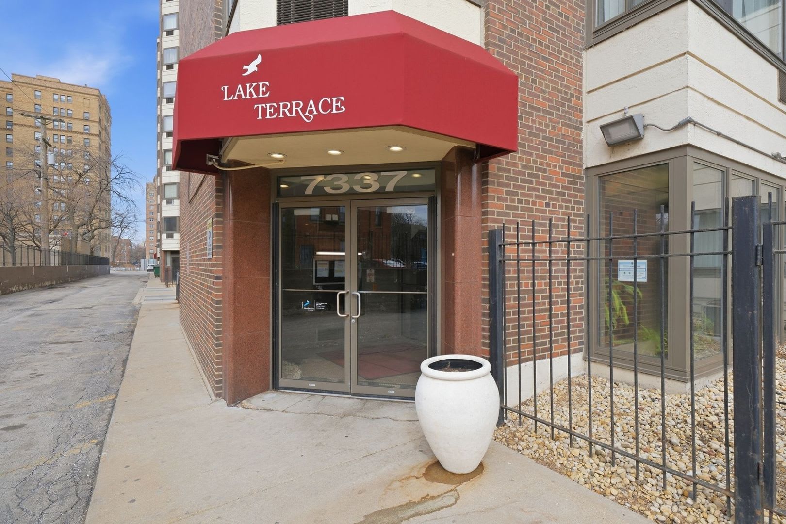 No Move In Fee No Deposit Based On Credit Lakefront Studio High Rise Heat Water Included – photo 5