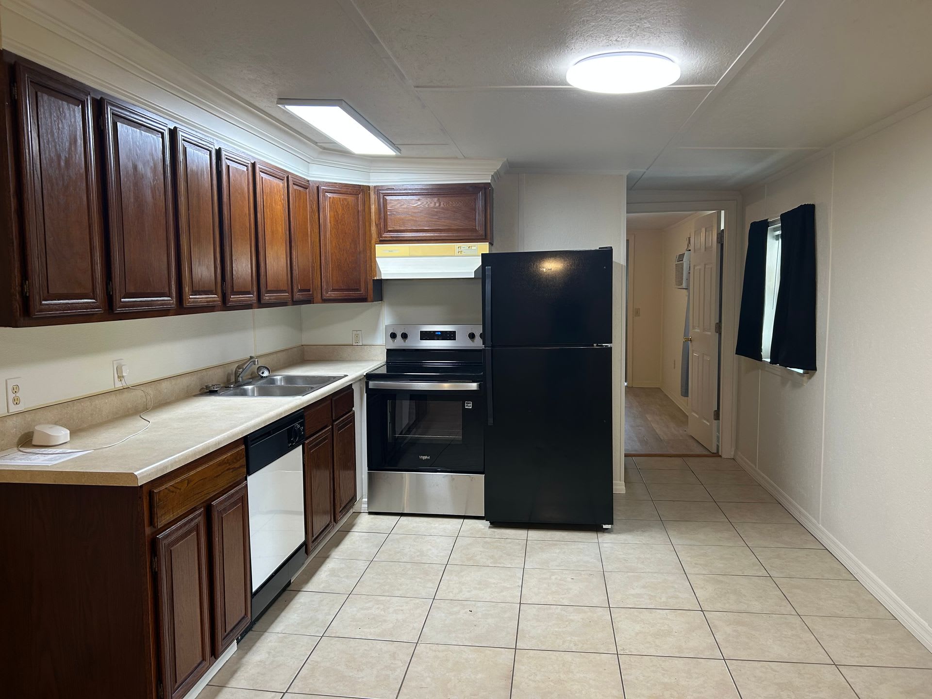 Easy Budgeting! Basic Internet/wifi, water, trash, electric and lawn care ALL INCLUDED! – photo 3