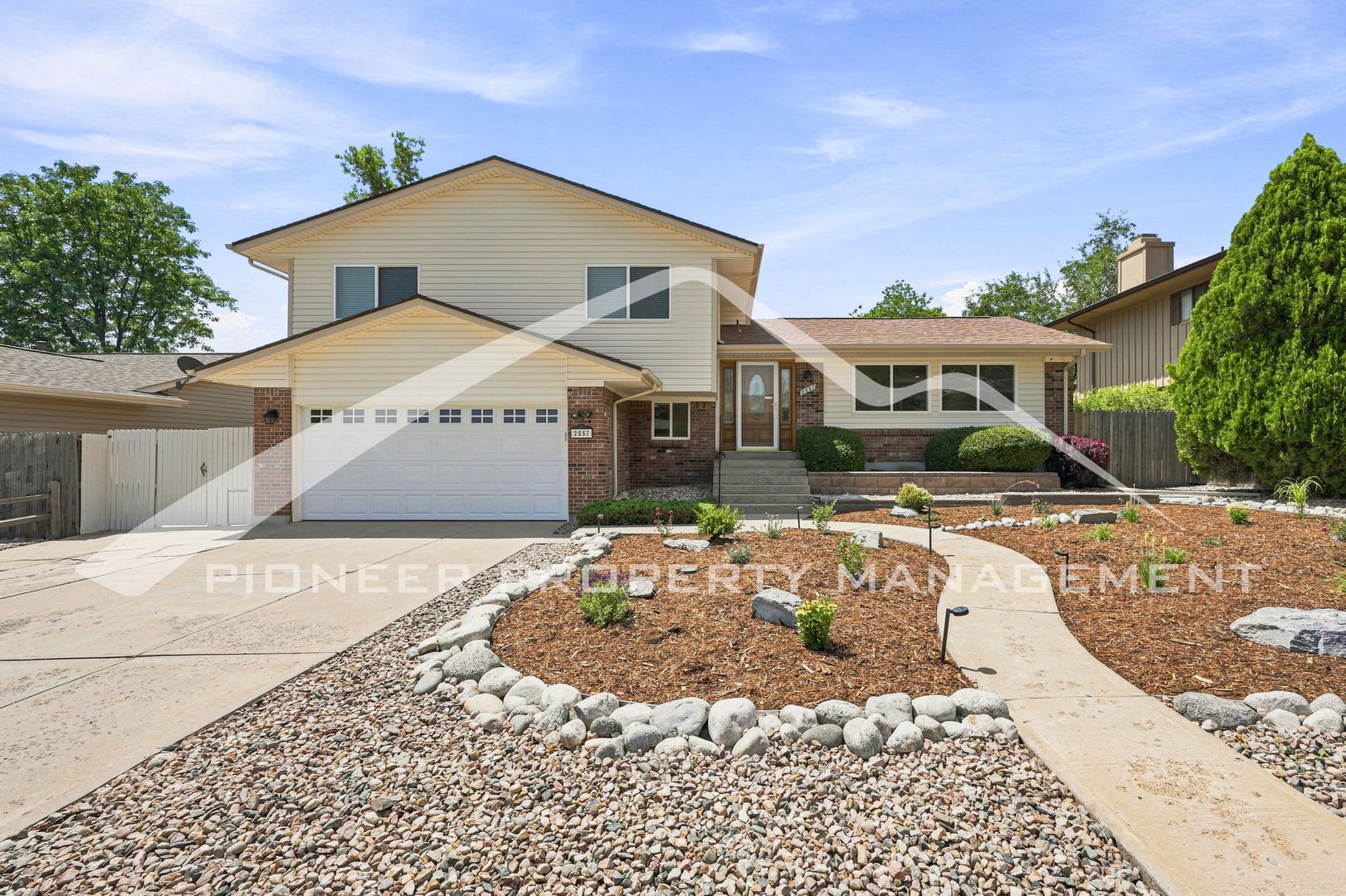 Spacious Home With Central Ac And Traditional Wood Features – photo 1