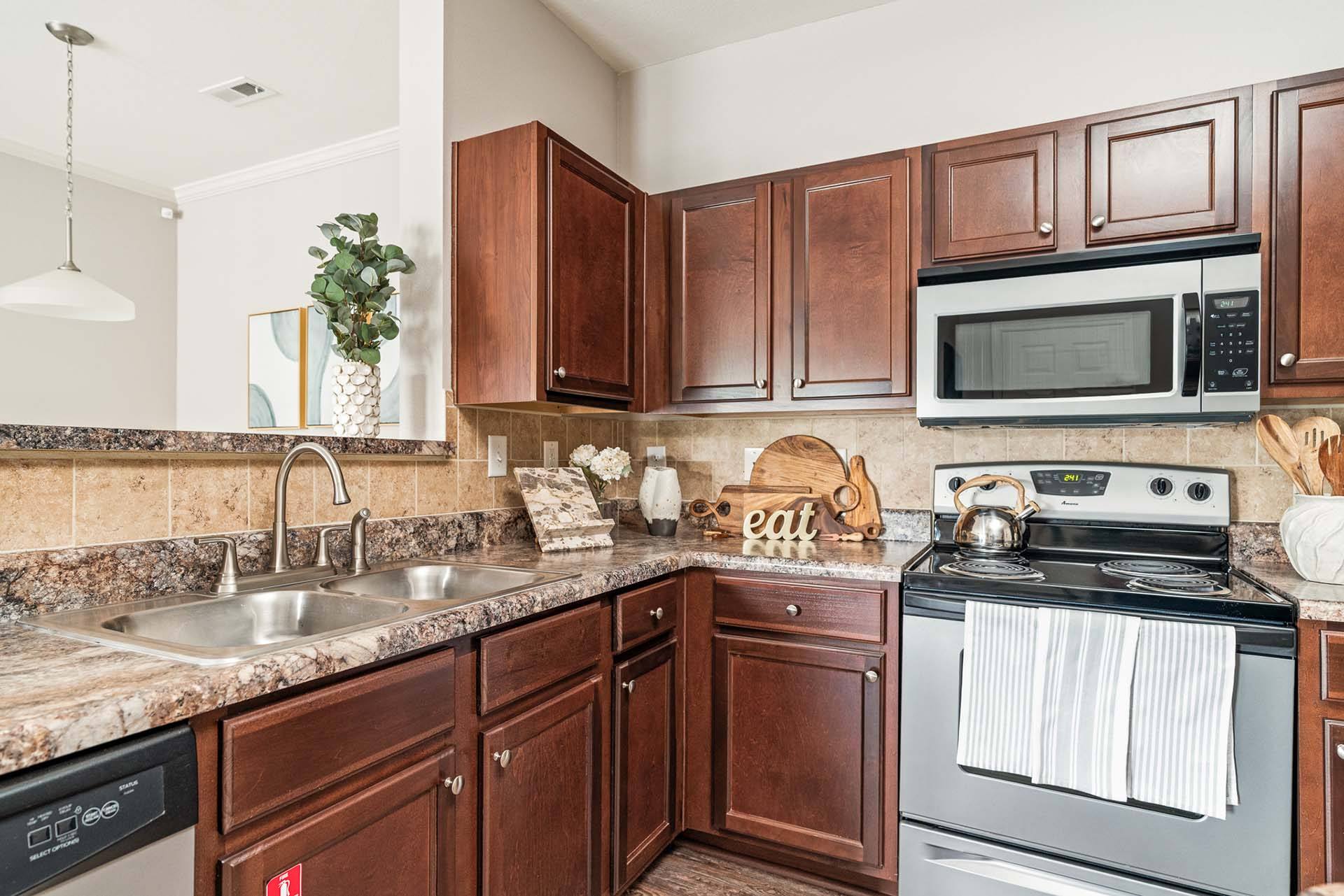 Vintage Creekwood Park Apartments – photo 2