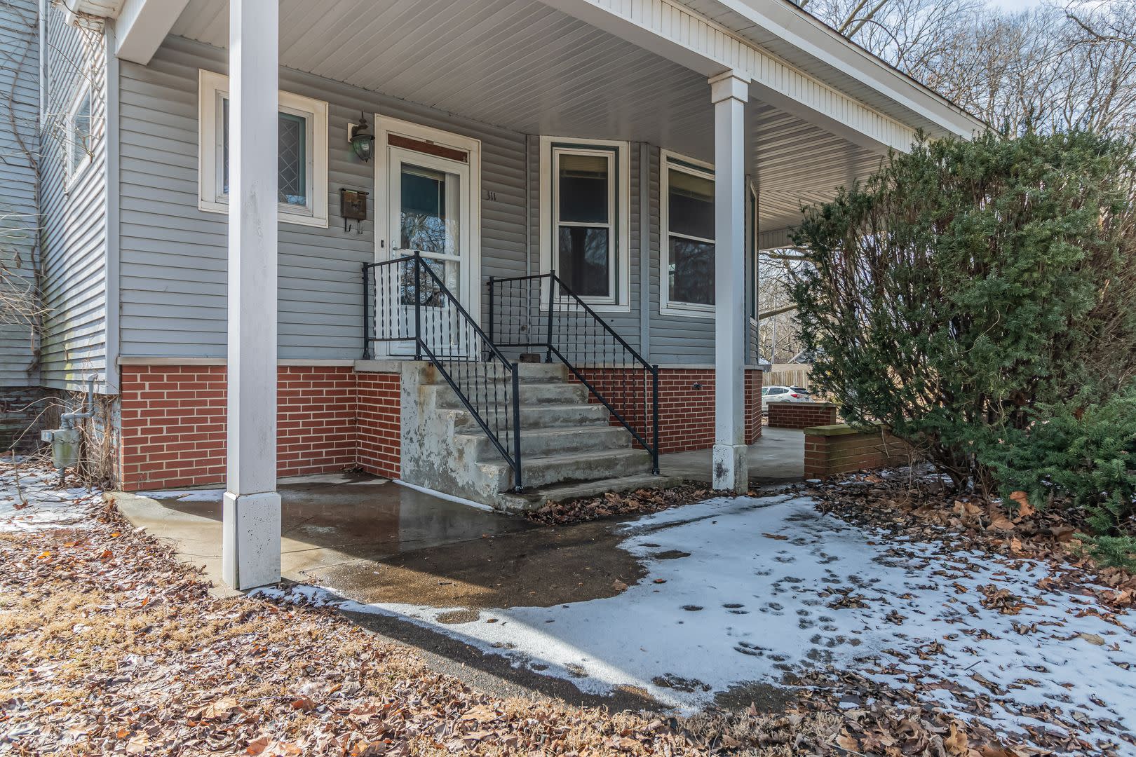 5 Bedroom 2 Bath Home Close To U Of I Mtd Lines Local Shopping Dining Available August 2026 – photo 2