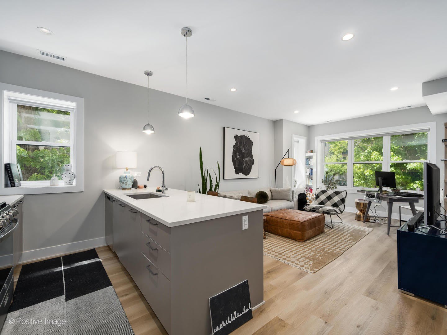 833 N Hoyne Avenue – photo 2