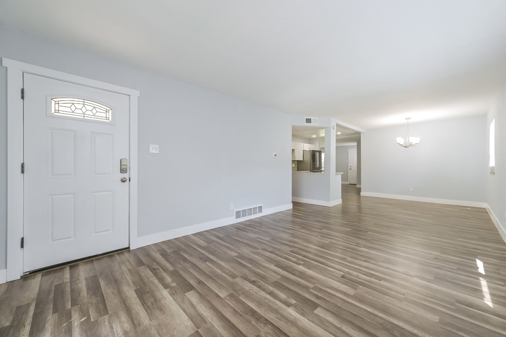 4 Weeks Free Rent Free 55 Tv If Moved In By 9 15 Beautifully Remodeled 3Bd 2Ba Home In Central Aurora – photo 3