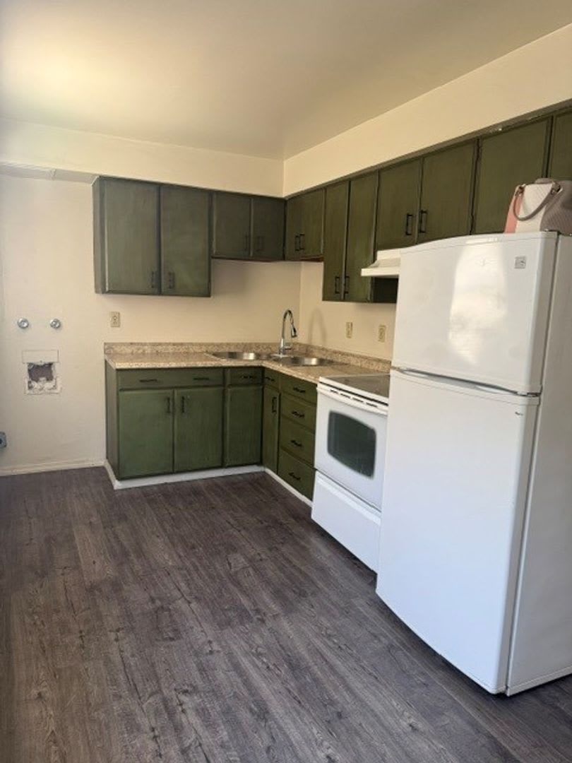 Light and Bright Two bedroom One bath Condo on the West side of Carson – photo 3