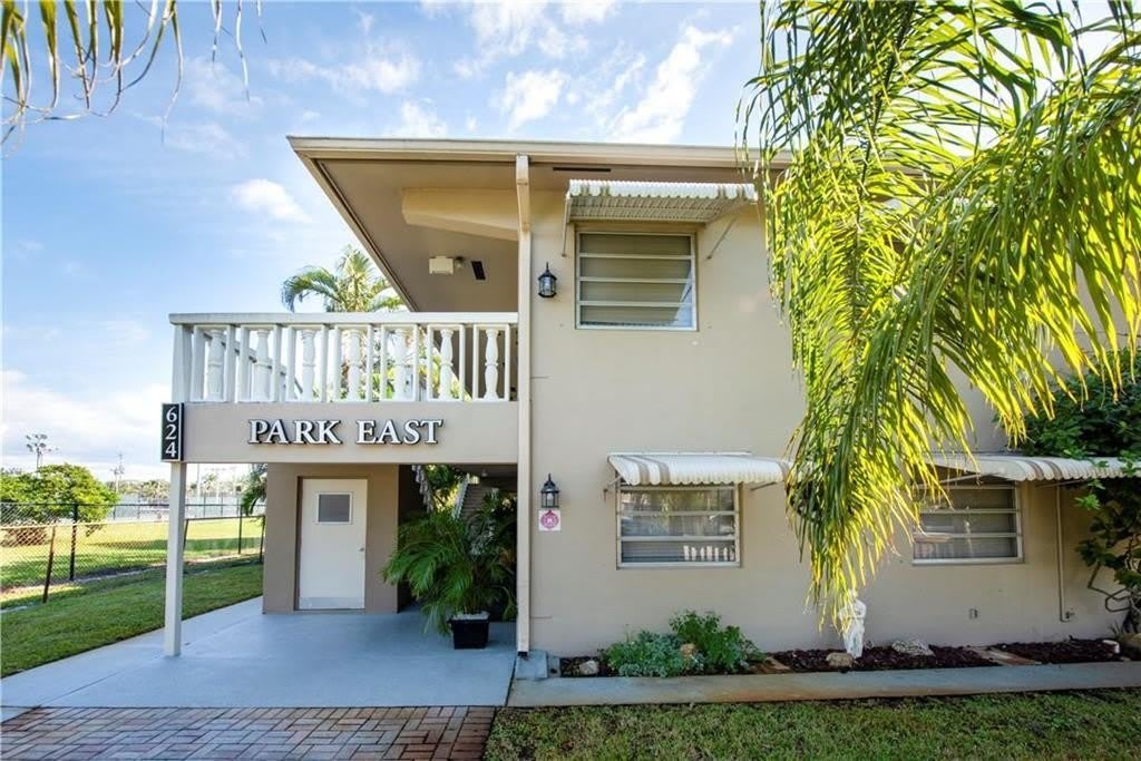 624 NE 10th Avenue – photo 1