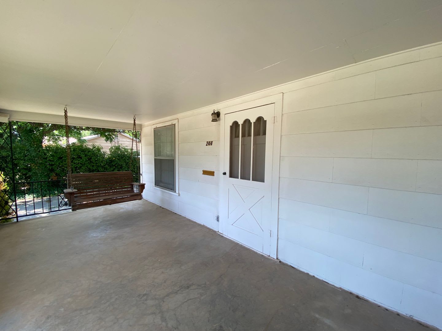 HUGE, 4 bedroom 3 bath home plus bonus room! NEW FLOORS, Available NOW! – photo 2