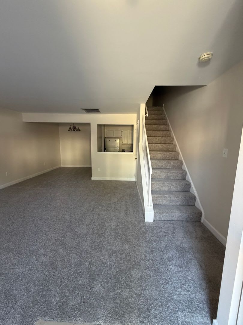 3 LEVEL TOWNHOUSE WITH 3BEDROOMS AND 2 FULL BATHS – photo 4