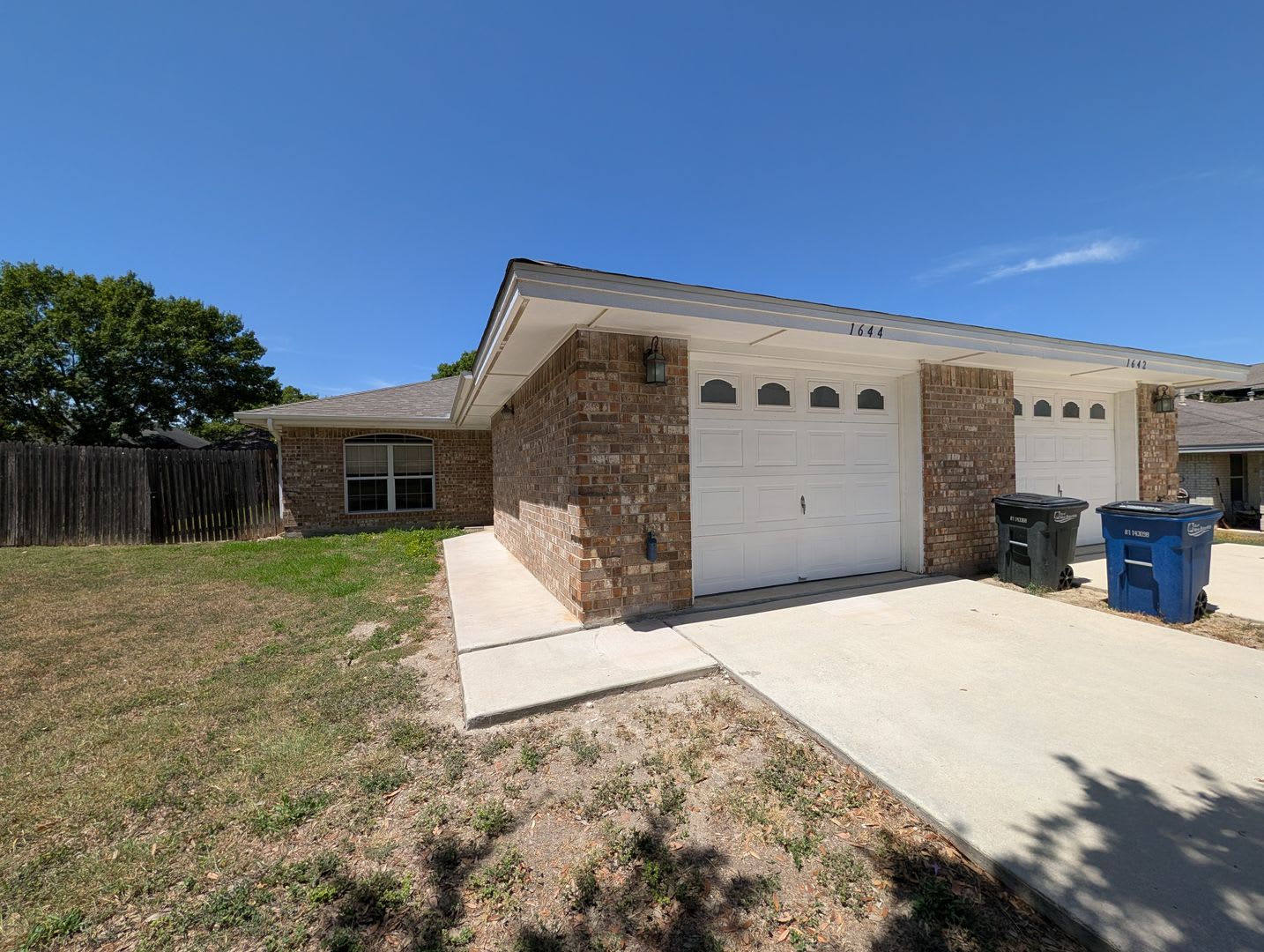 2 Weeks Free Rent 3 2 1 Duplex Walk To Kraft Park The Countyline Memorial Trail Fridge Included No Carpet Nbisd – photo 1