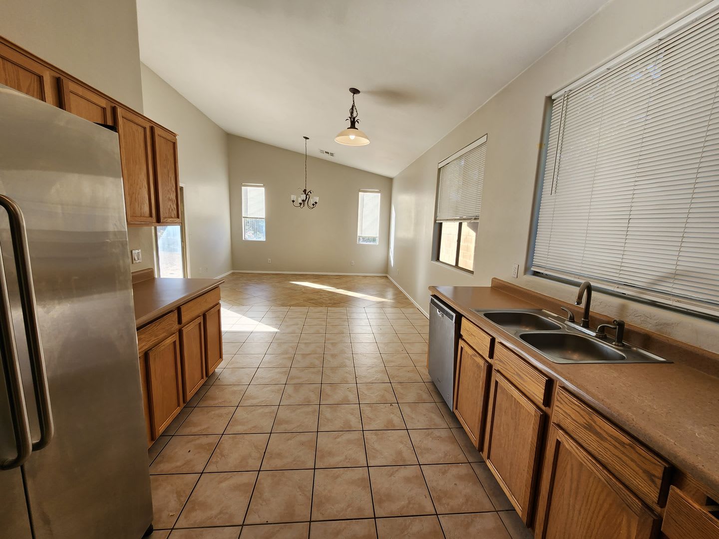 Vaulted ceilings, split bedroom floor plan, tile flooring throughout – photo 4