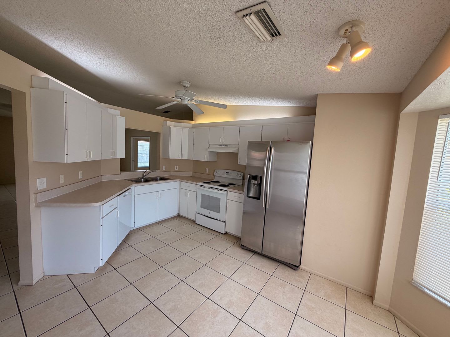 Centrally Located 3 2 With 2 Car Garage – photo 5