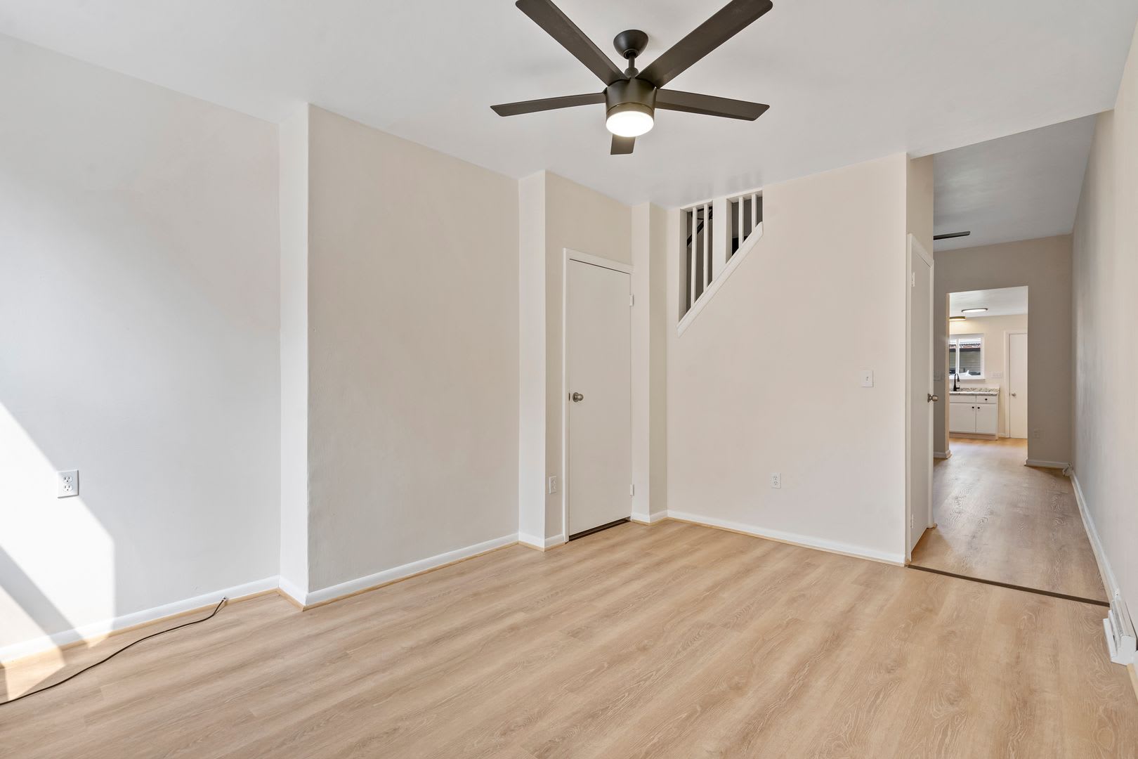 Newly renovated 2 Bed, 1 Bath w/ Bonus Room, Central AC, Laundry – photo 3