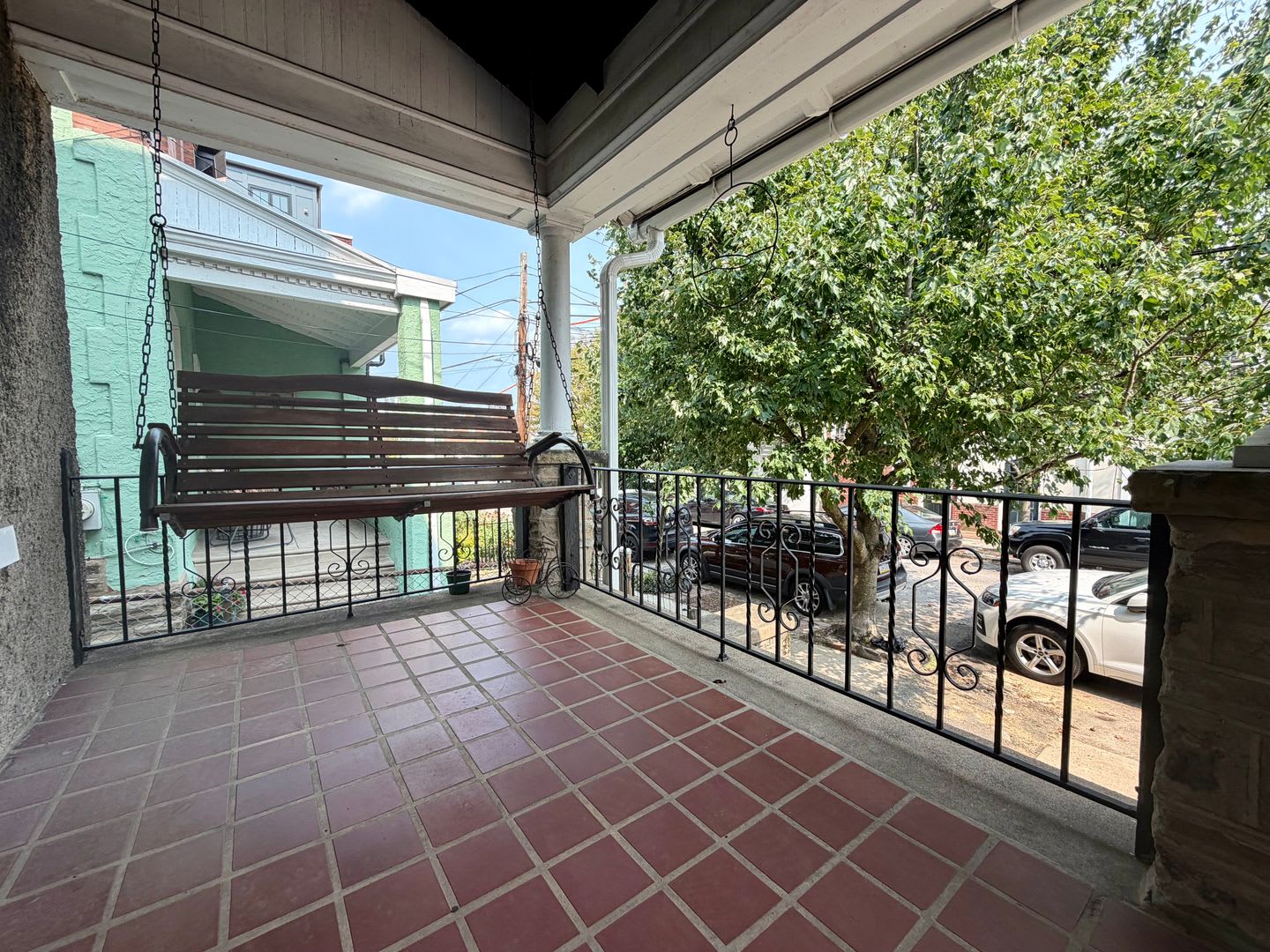Charming 3-Bedroom Townhome in Chestnut Hill with One-Car Garage! Available Mid-September! – photo 3