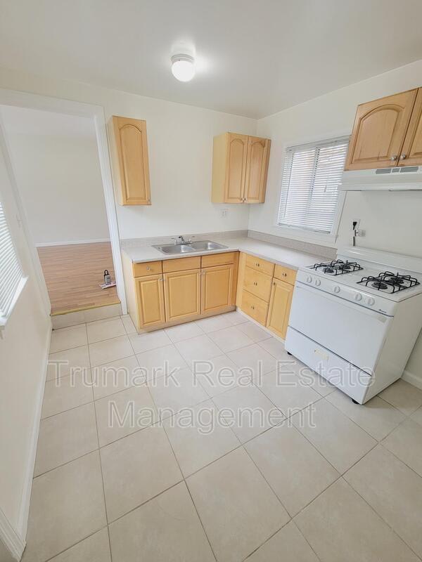 927 E Lexington Dr. – photo 2
