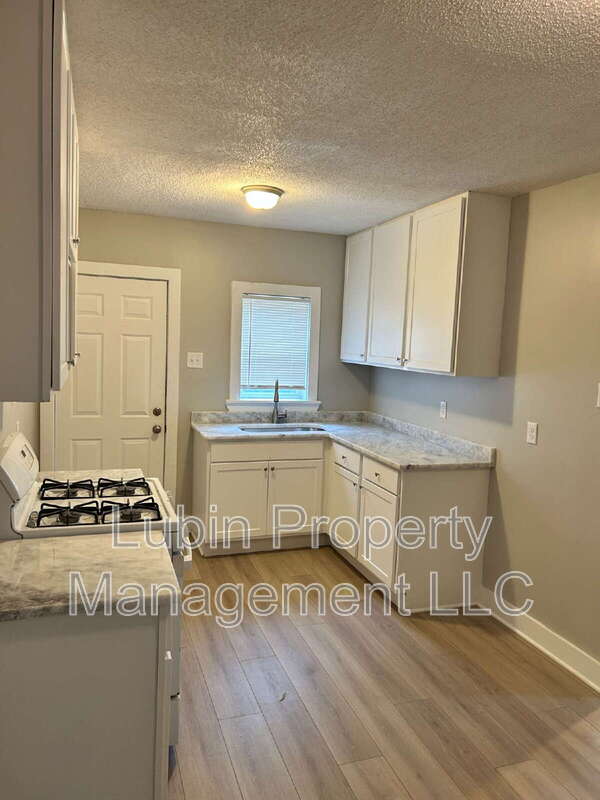 2406 Forest Ave – photo 4