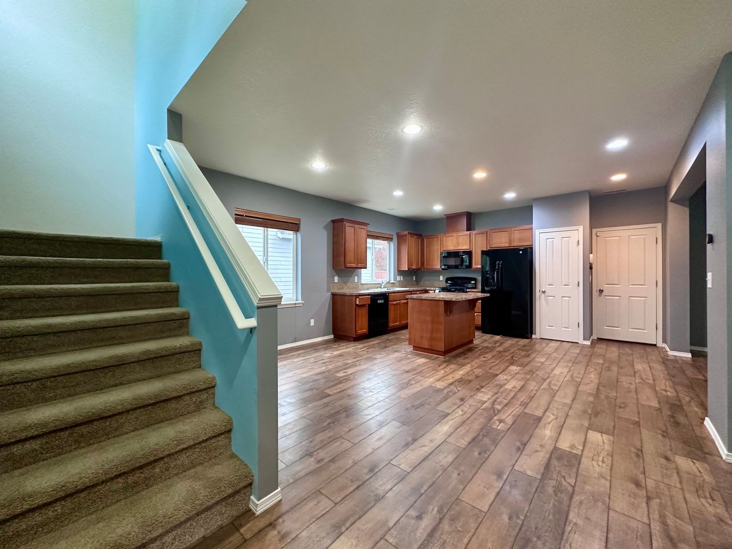 Modern updated 5 BD / 3 BA with Double Car Garage in Oregon City! – photo 3