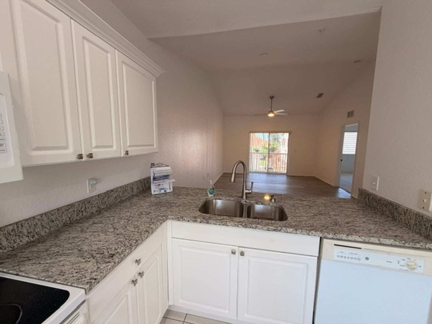 Remodeled 2/2 Upstairs Condo – photo 4