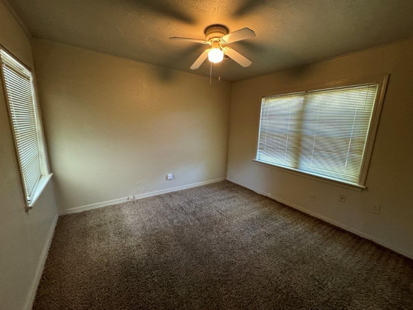 Lots Of Character Wood Vinyl Flooring And Carpet Large Fenced Yard Ready For Move In – photo 5