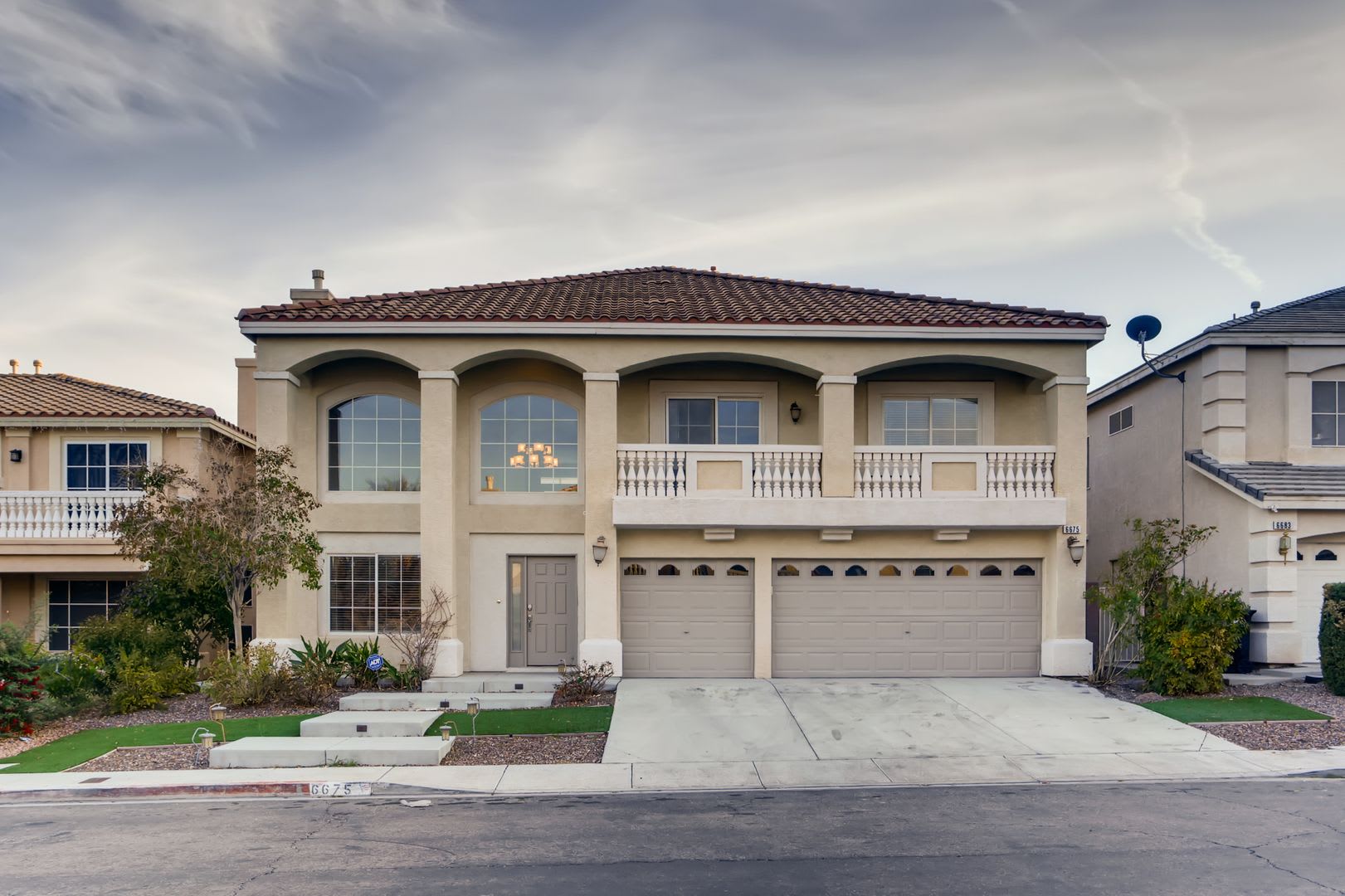 Modern 5-Bedroom, 3-Bathroom Oasis with a 3-Car Garage in the Heart of Las Vegas – photo 1