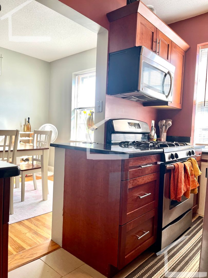 Huge 2 Bed in Brookline! 9w Parking for Rent! – photo 5