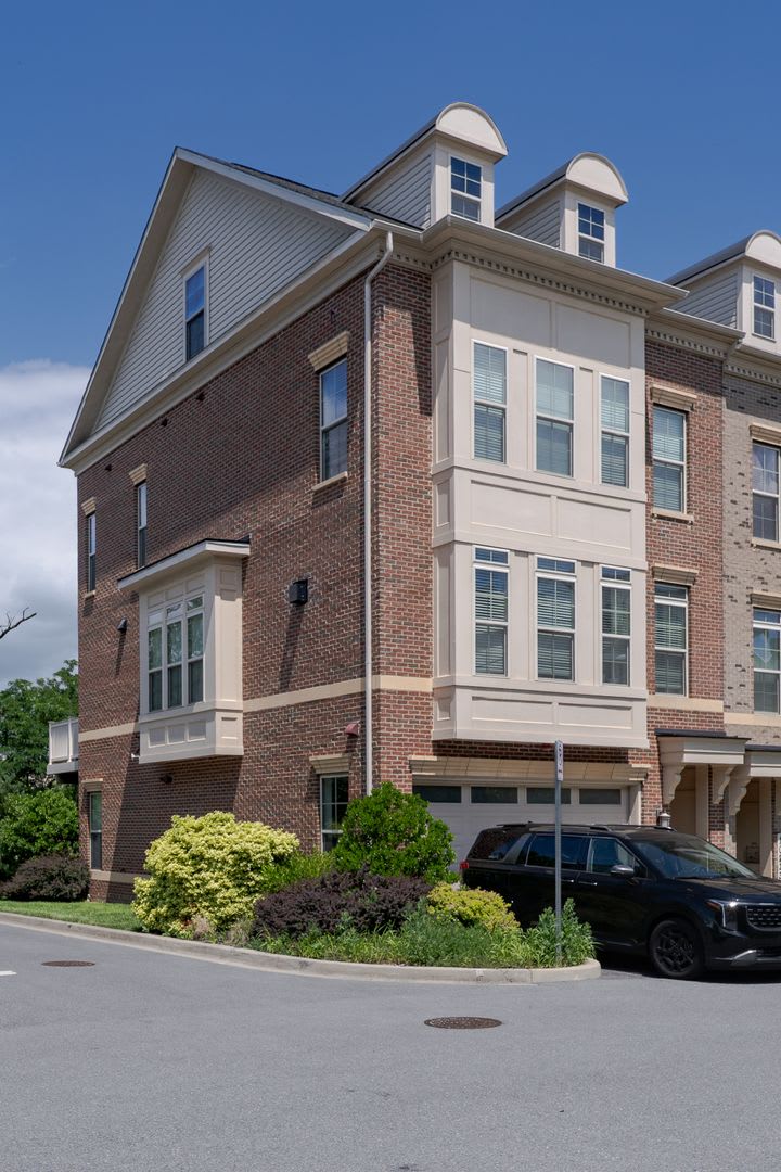 4 Bed 3 Full 2 Half Bath Townhome In Travilah Station – photo 1