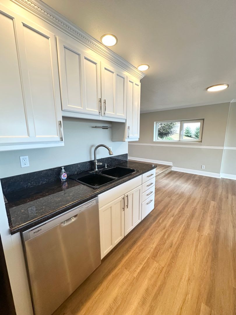 2-bed, 2-bath Condo with Sweeping Views of City and Space Needle! – photo 4