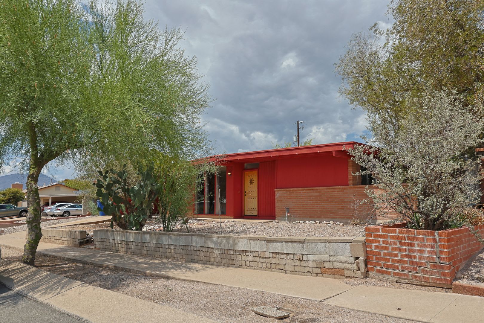 Modern 3BR/2BA Tucson Rental Home in 85710 with Carpet-Free Flooring – photo 2