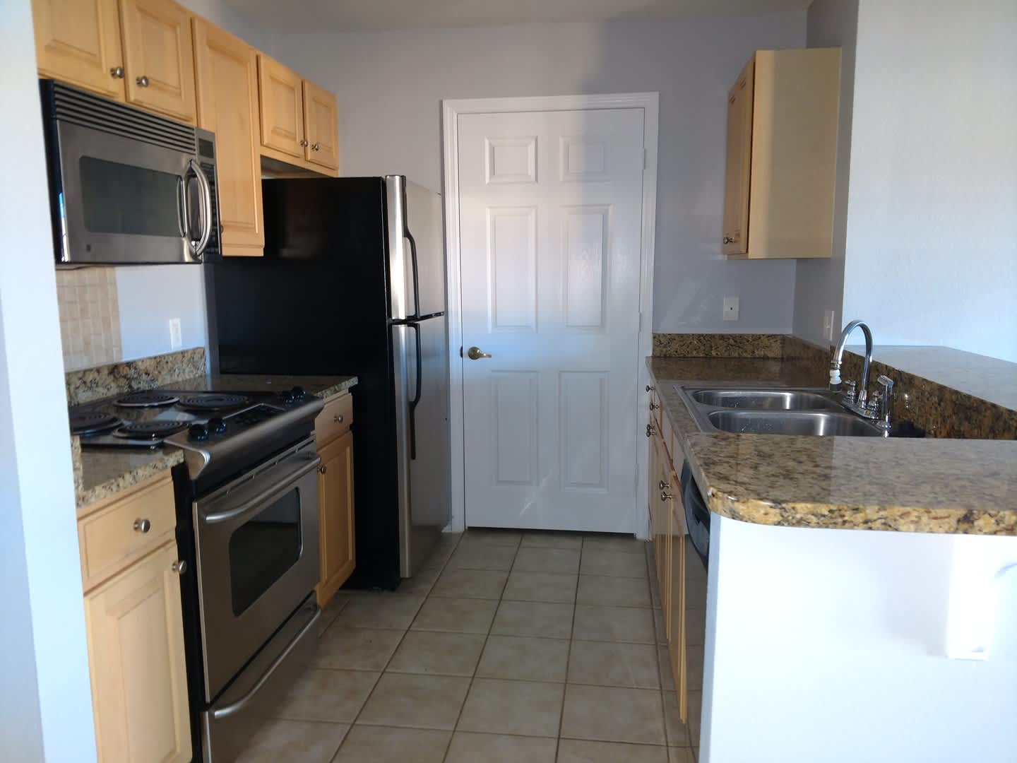 Beautiful Townhome In The Gated Community Of Nautilus Cove Water Sewer Garbage Lawncare Included 1 2 Off 1St Month S Rent 1 2 Off Security Deposit For Active Duty Military – photo 4