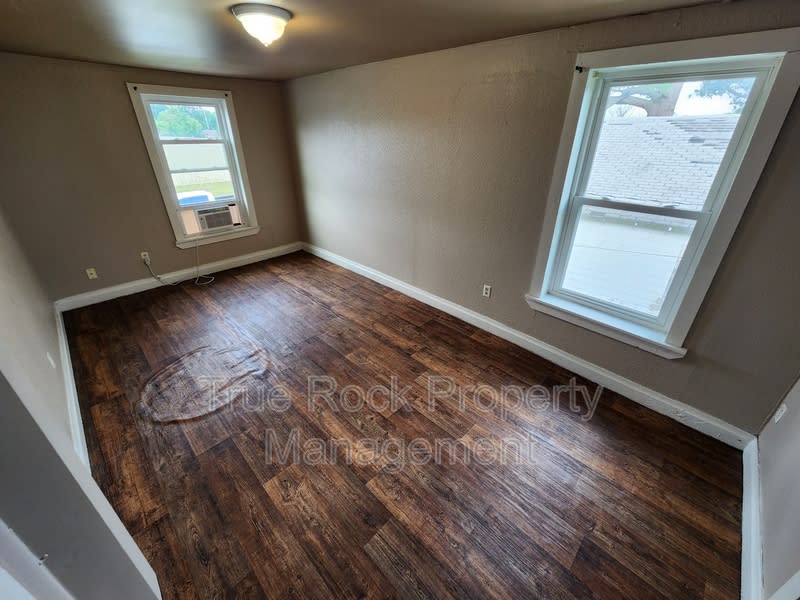 204 1/2 E 2nd – photo 3