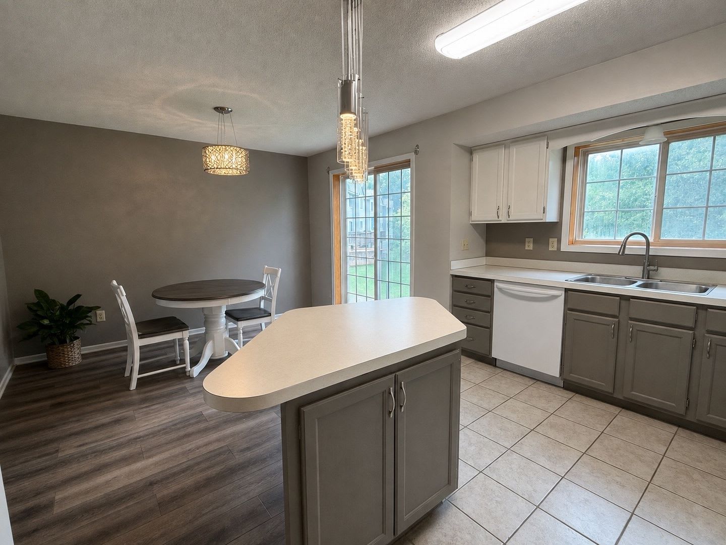 Hidden Gem! 2 story plus Full Walkout Basement – photo 5