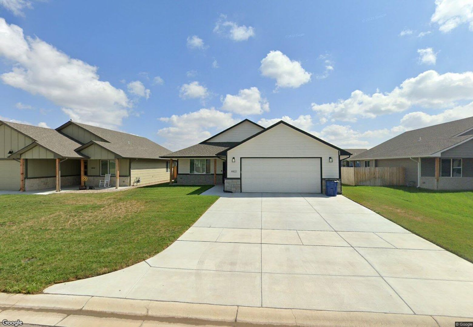 Single Family Home With Three Bedrooms Two Bathrooms And Two Car Garage Zero Entry Slab Home Mowing Included – photo 2