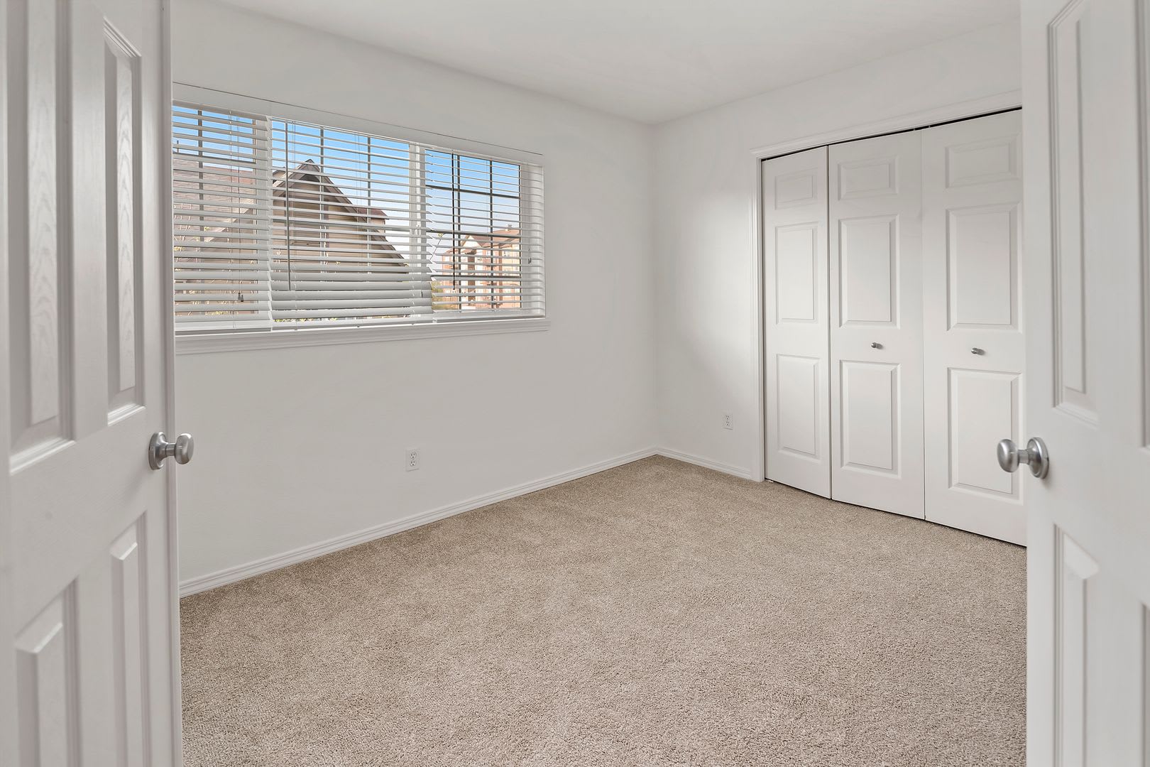 Elmonica Corner Townhome 3 Bed 2 5 Bath Townhome 2 Car Garage A C W D Included Fenced Front Yard Pets Welcome – photo 4