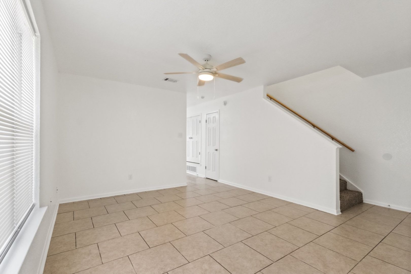 Close to Fort Hood! Town Home featuring 2 Bedrooms, 1.5 Baths, and 1 Car Garage – photo 3