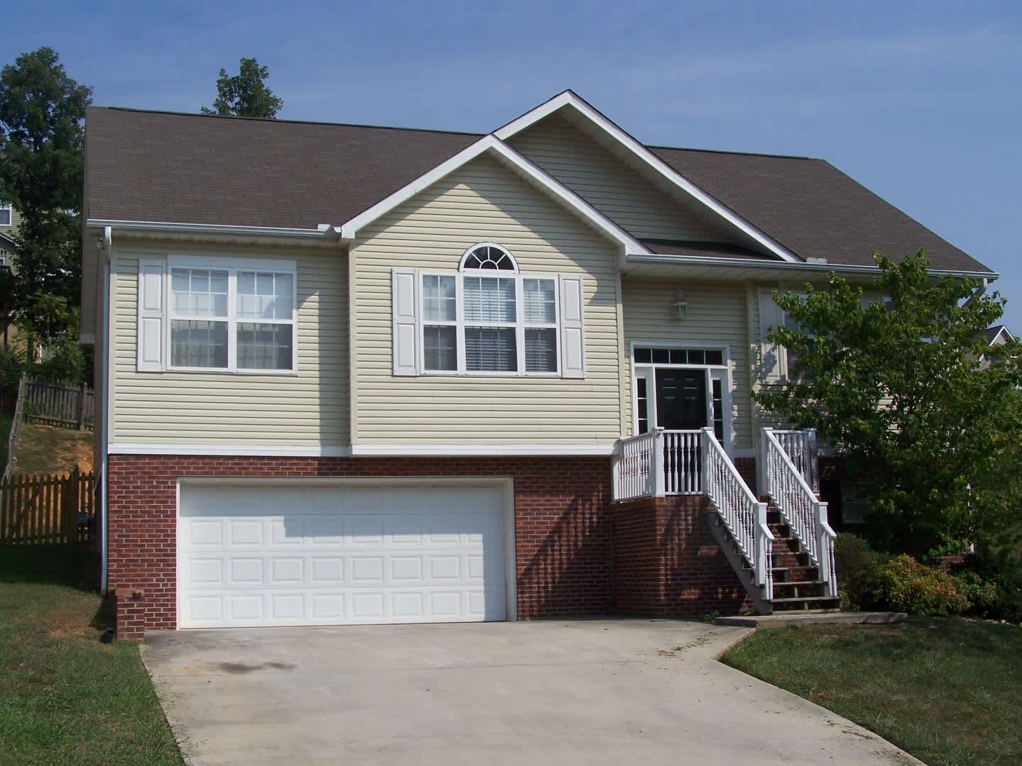 Split-foyer Conveniently located in West Town – photo 1