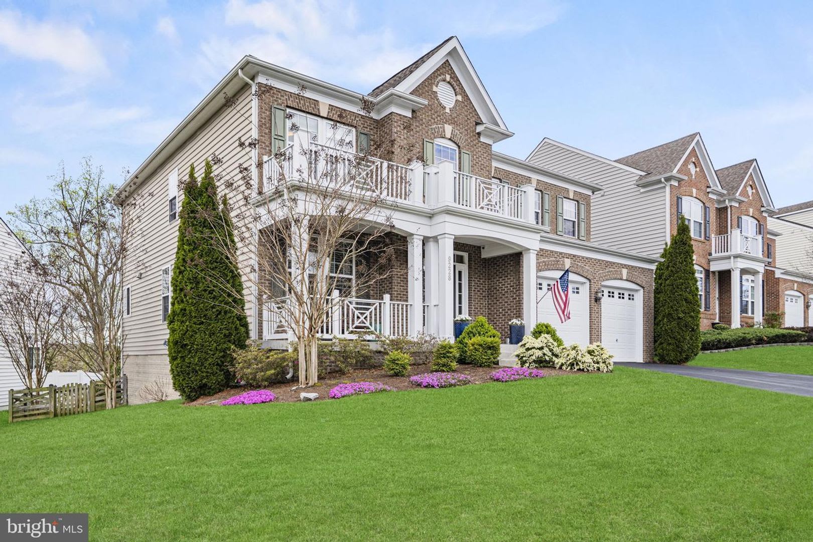 This Beautifully Maintained Single Family Home Offers Five Bedrooms Four And A Half Bathrooms A Spacious Open Concept Floor Plan And Modern Finishes Throughout – photo 2