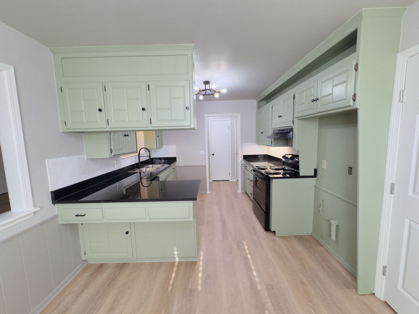 Updated 3 Bedroom 2 Bathroom Duplex With A Spacious Fenced Backyard – photo 2