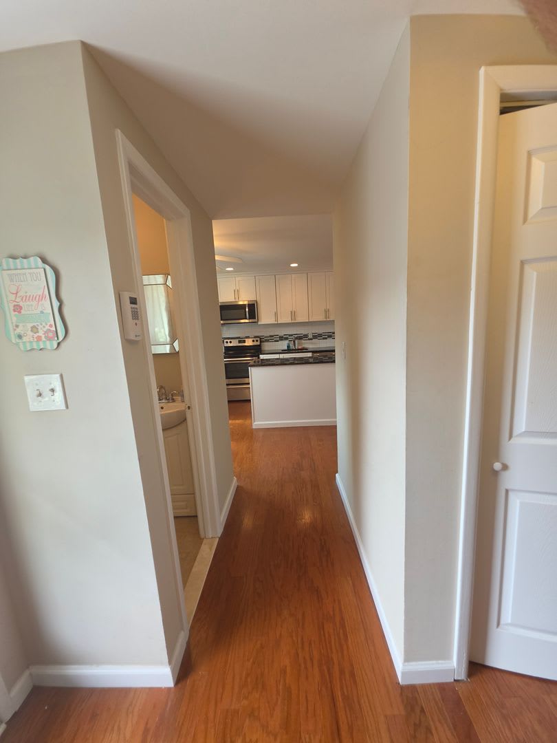 1 410 Sq Ft Plus Finished Basement Updated Well Maintained Townhouse With Lots Of Amenities – photo 4