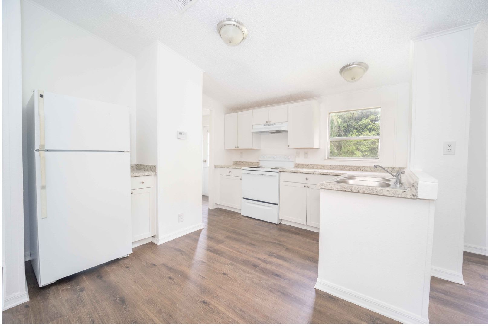 3BR/2BA Renovated Mobile Home in Coleman – photo 4