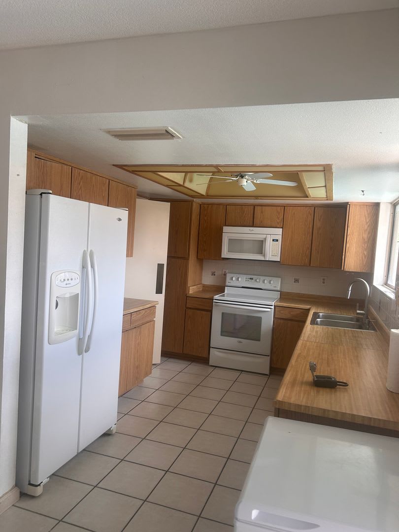 4 Bedroom House W Solar Private Pool Available Now – photo 3