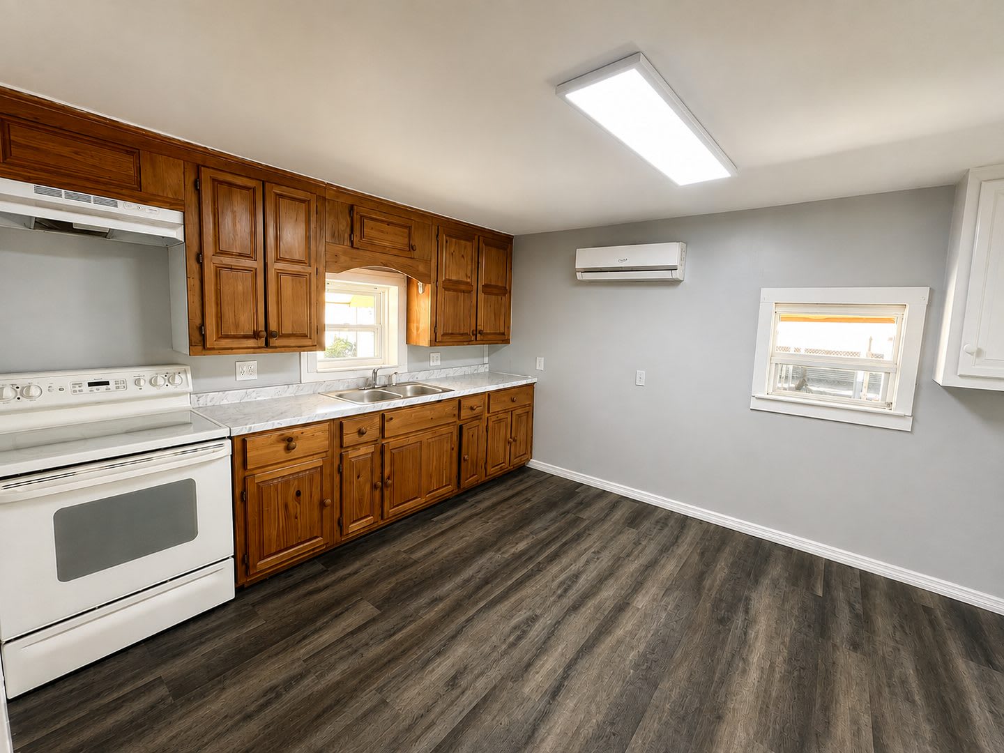 GORGEOUS 3BR/2BA Near Downtown w/ Garage & 3 Carports! – photo 4
