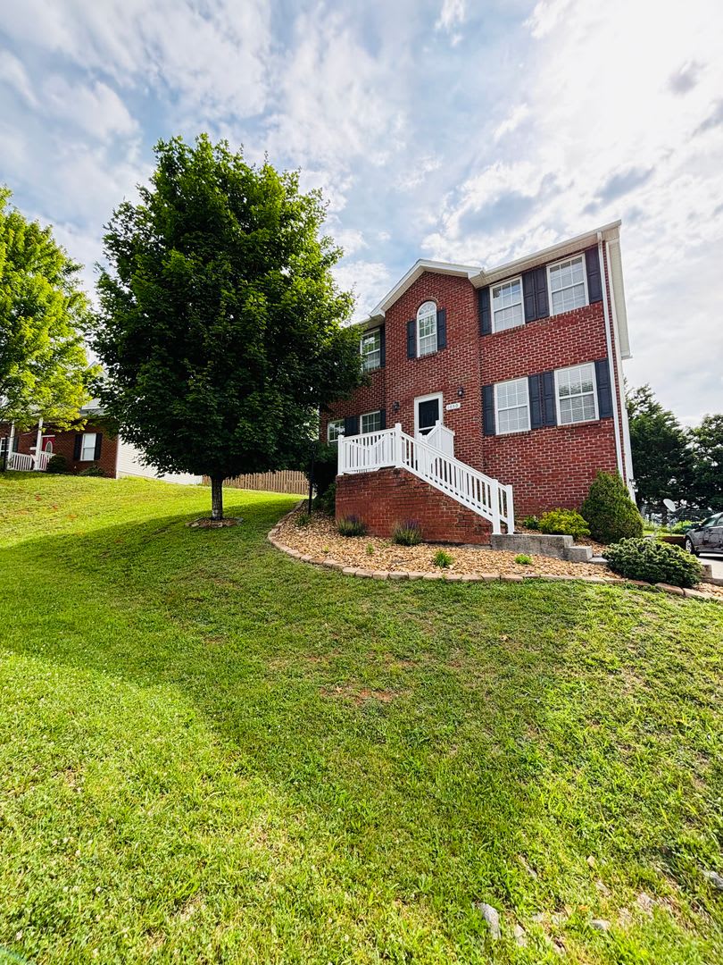 Spacious 4 Bedroom 3 5 Bath House In New River Village – photo 1