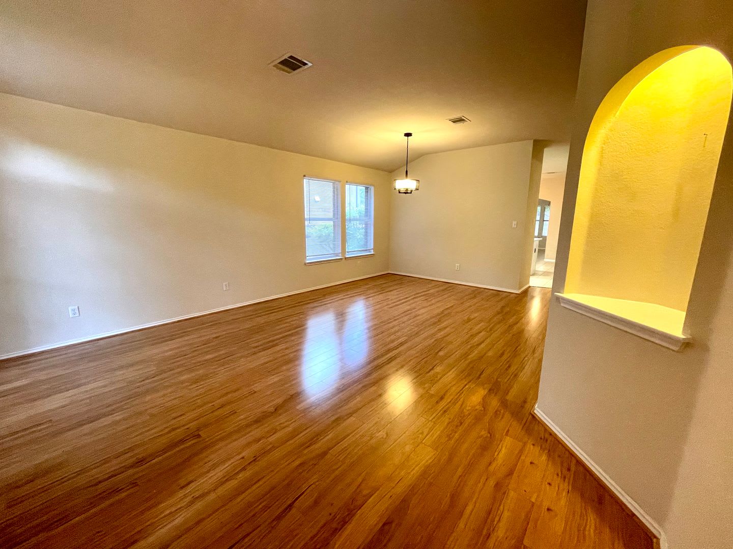 Well Maintained 3 Bedroom 2 Bathroom In Northwood – photo 2